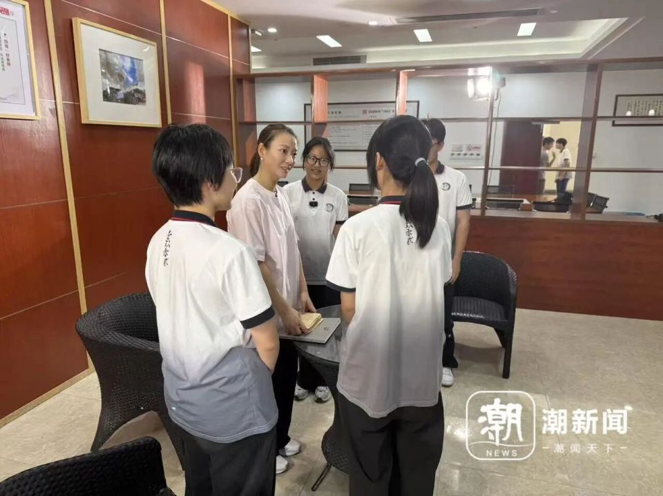 笑称段子涵, 黄雅琼微笑, 记者 笑称段子涵, 黄雅琼微笑, 记者